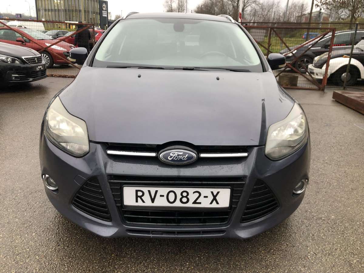 Ford Focus 2011 — вигляд ззаду