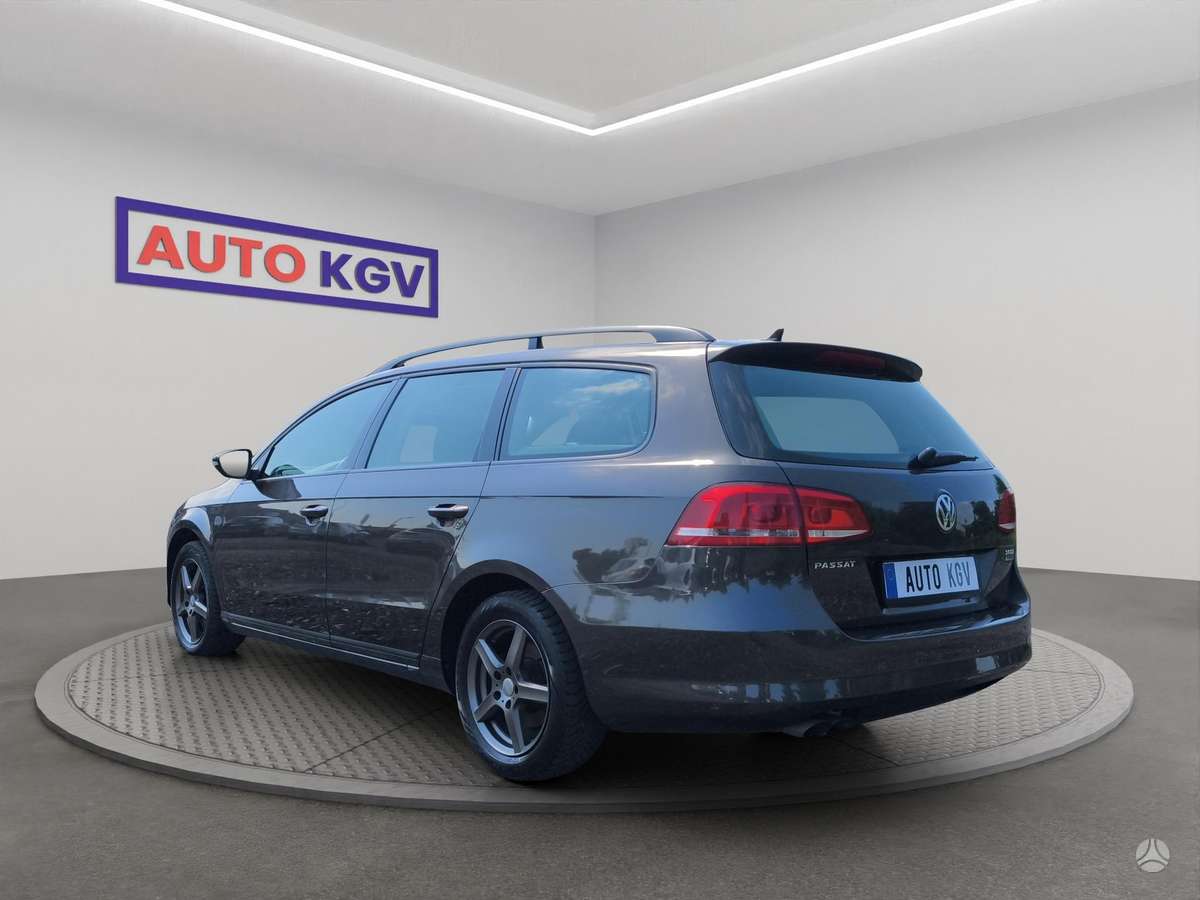 Volkswagen Passat 2012 — interior