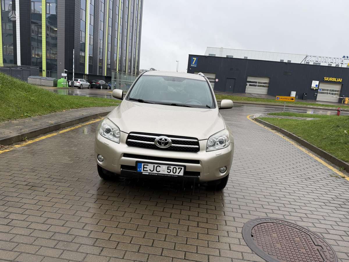 Toyota RAV4 2009 — rear view