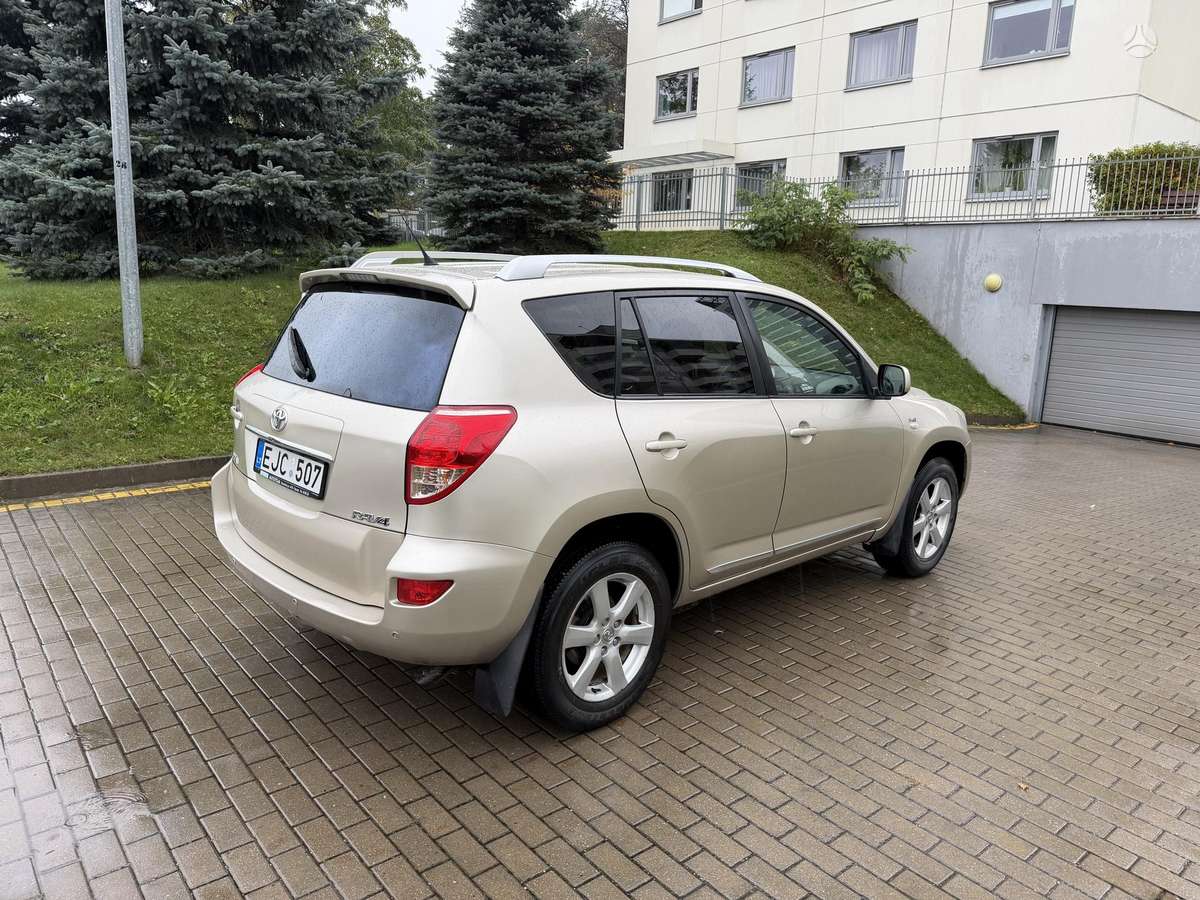 Toyota RAV4 2009 — interior