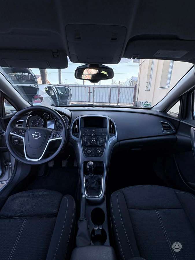 Opel Astra 2013 — photo 11