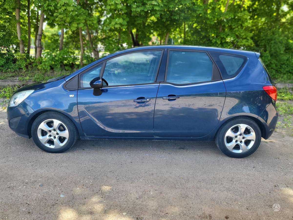 Opel Meriva 2012 — rear view