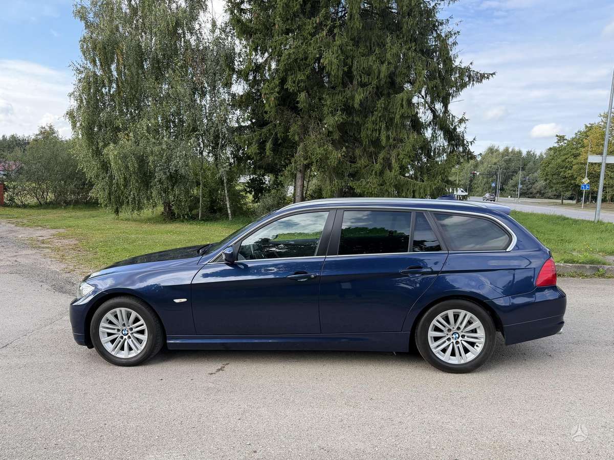 BMW 320 2012 — салон