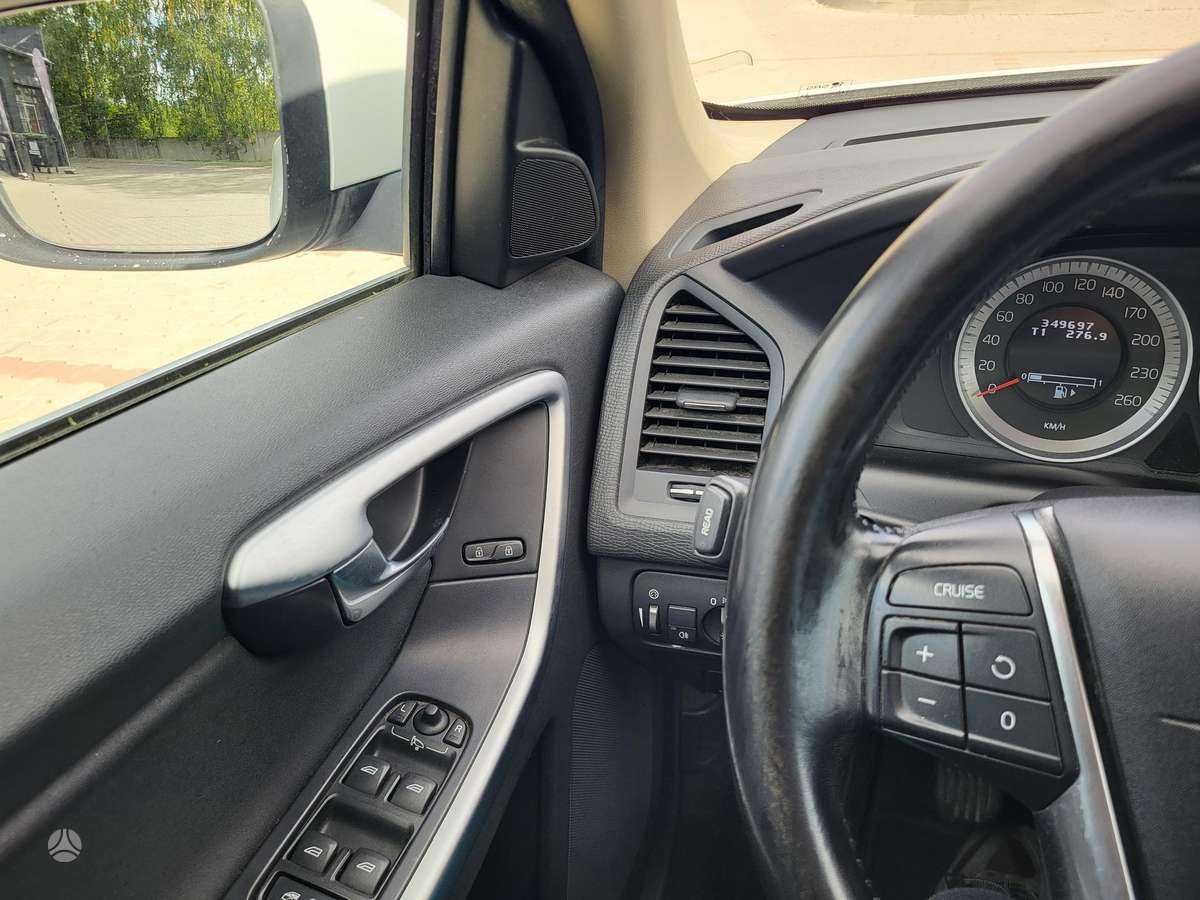 Volvo XC60 2011 — photo 25