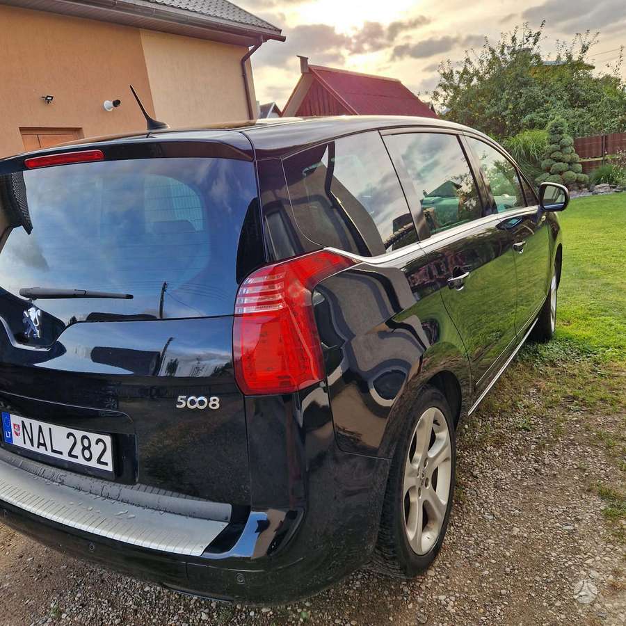 Peugeot 5008 2010 — салон
