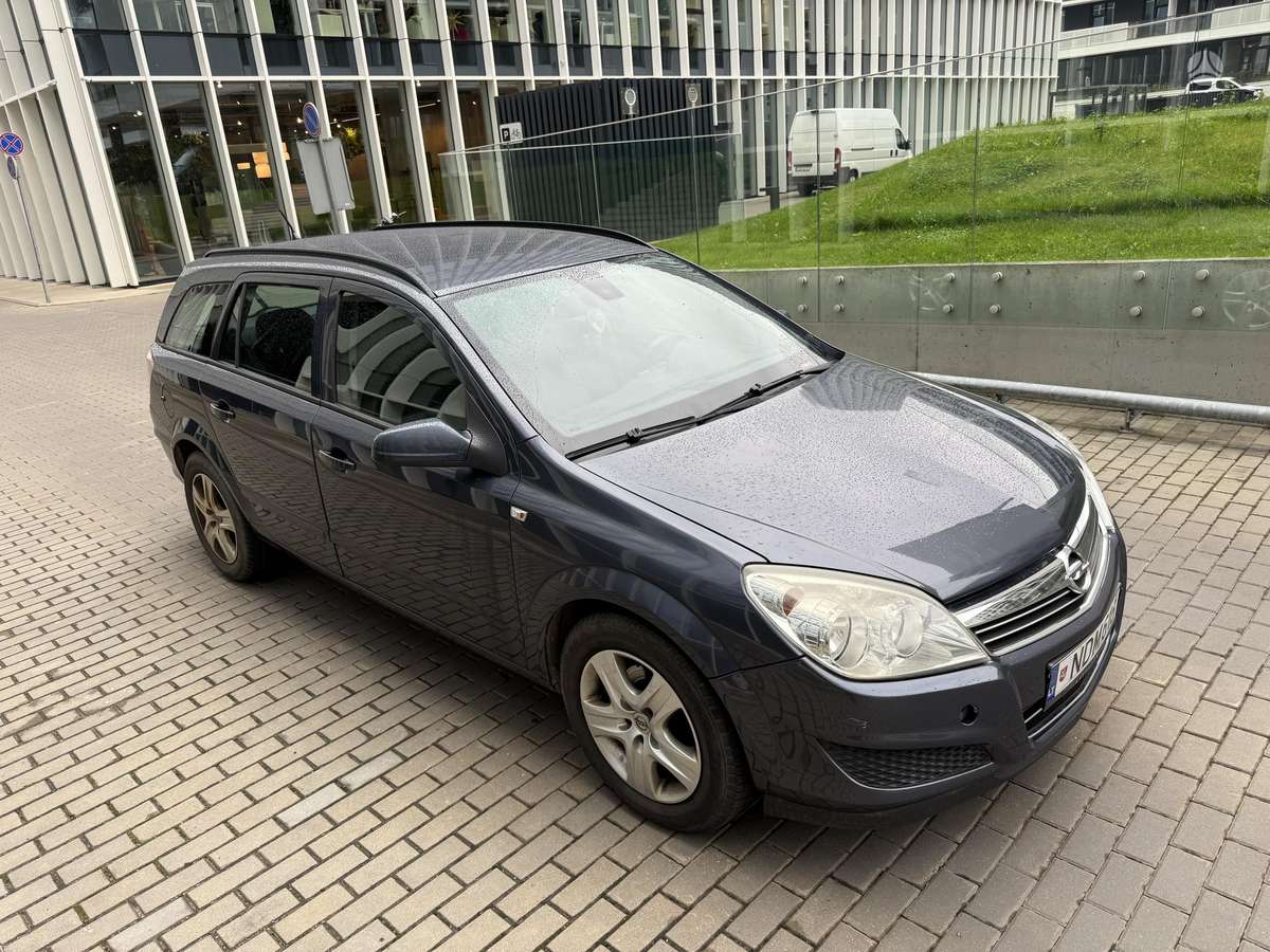 Opel Astra 2009 — rear view