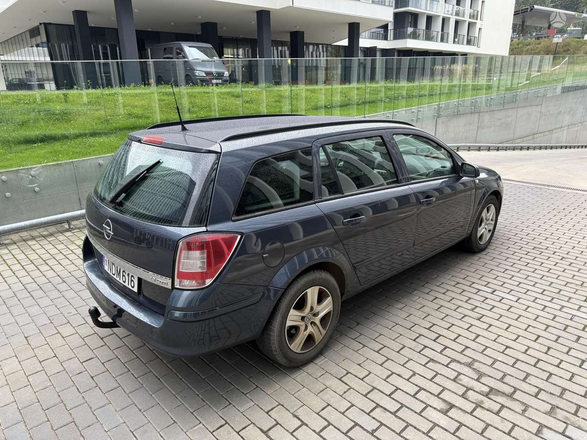 Opel Astra 2009 — interior