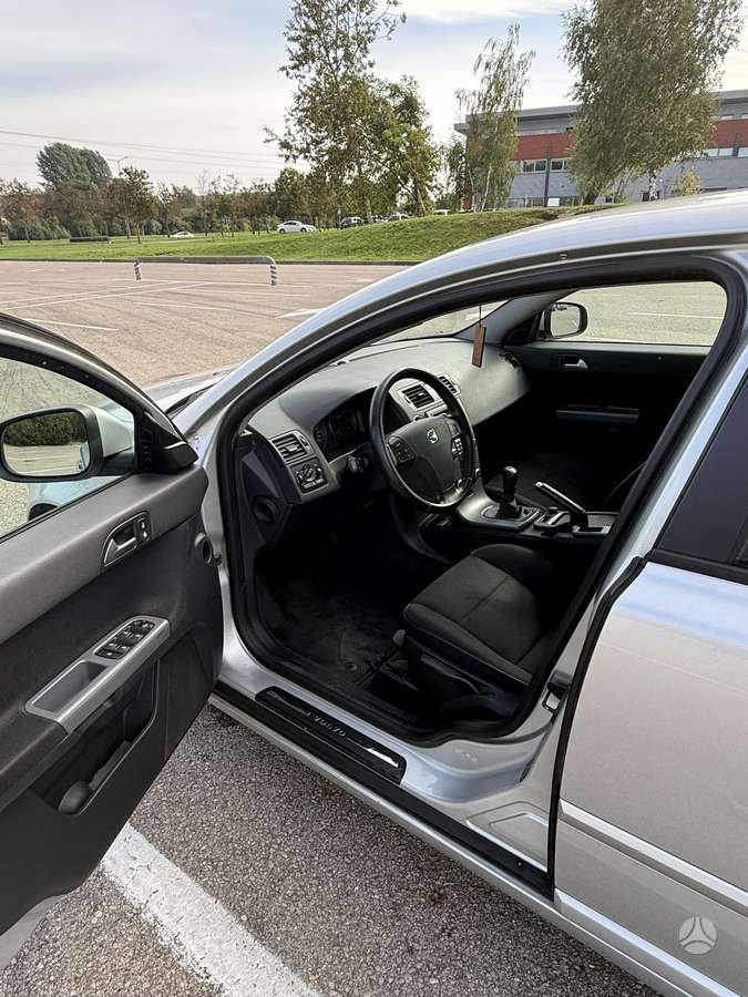 Volvo V50 2010 — photo 16