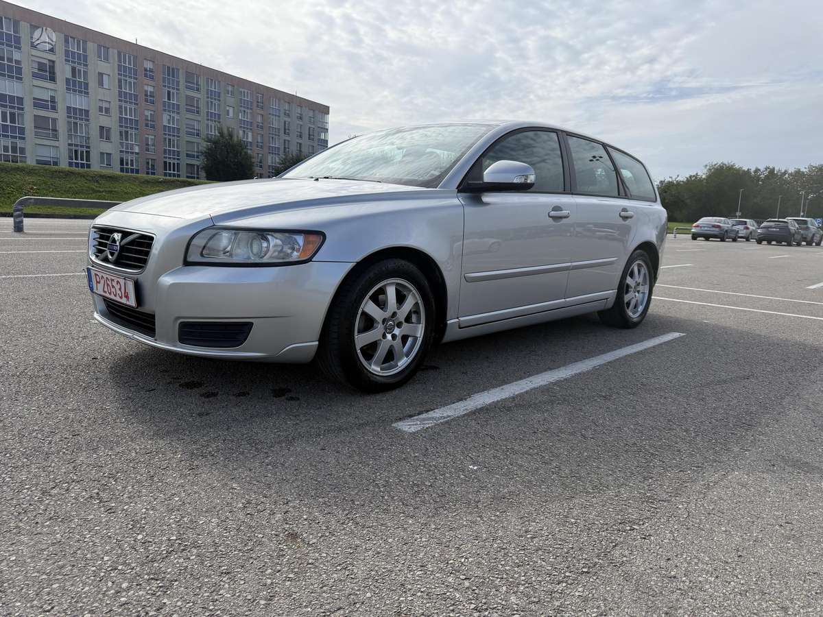 Volvo V50 2010 — interior