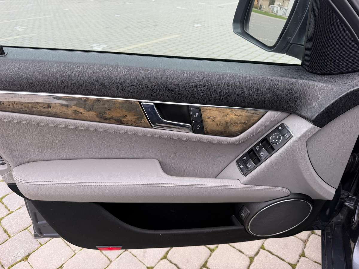 Mercedes-Benz C320 2008 — photo 15