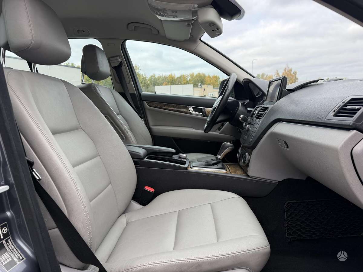 Mercedes-Benz C320 2008 — photo 17