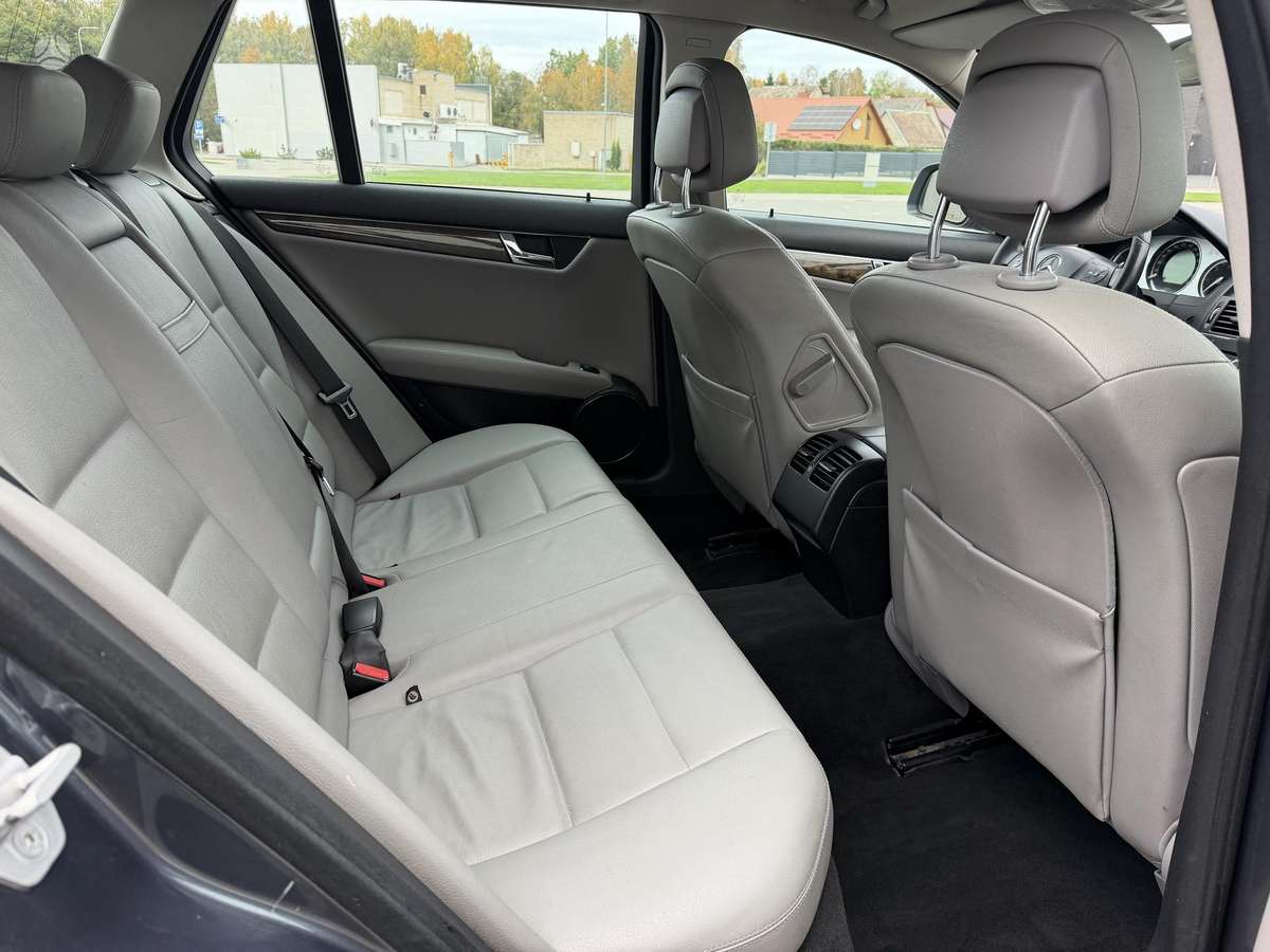 Mercedes-Benz C320 2008 — photo 18