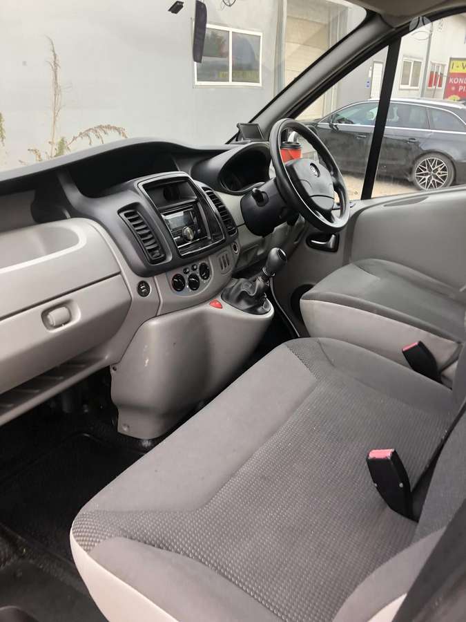 Opel Vivaro 2012 — двигун 2000 cm³