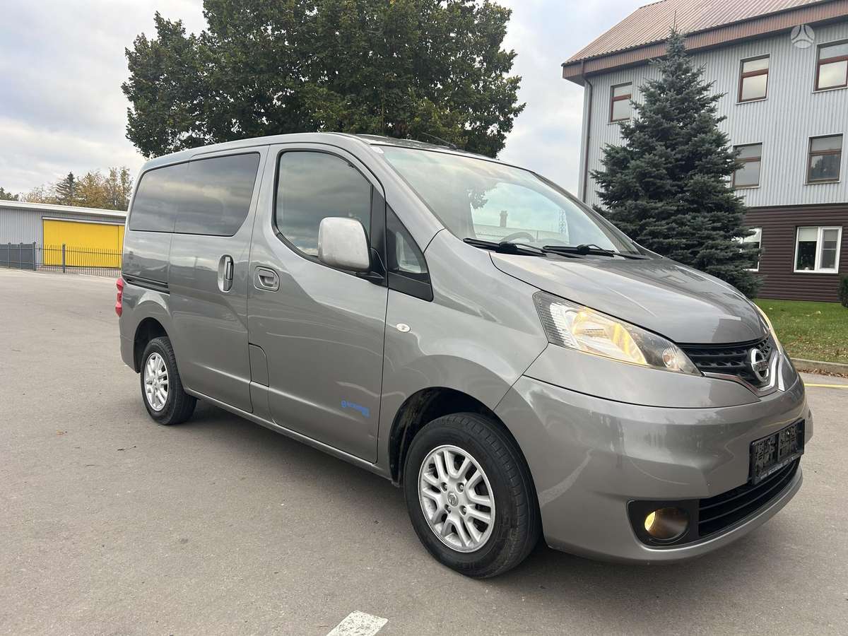 Nissan NV200 2011 — rear view
