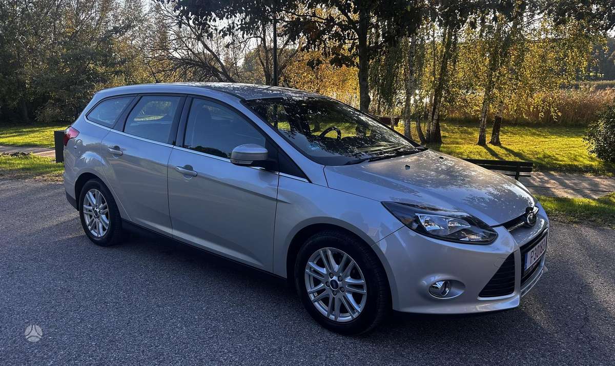Ford Focus 2013 — вигляд ззаду