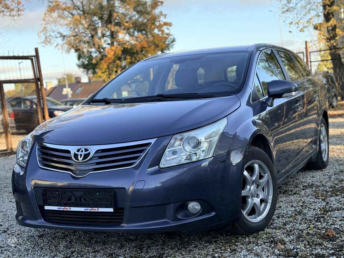 Toyota Avensis 2010 — rear view
