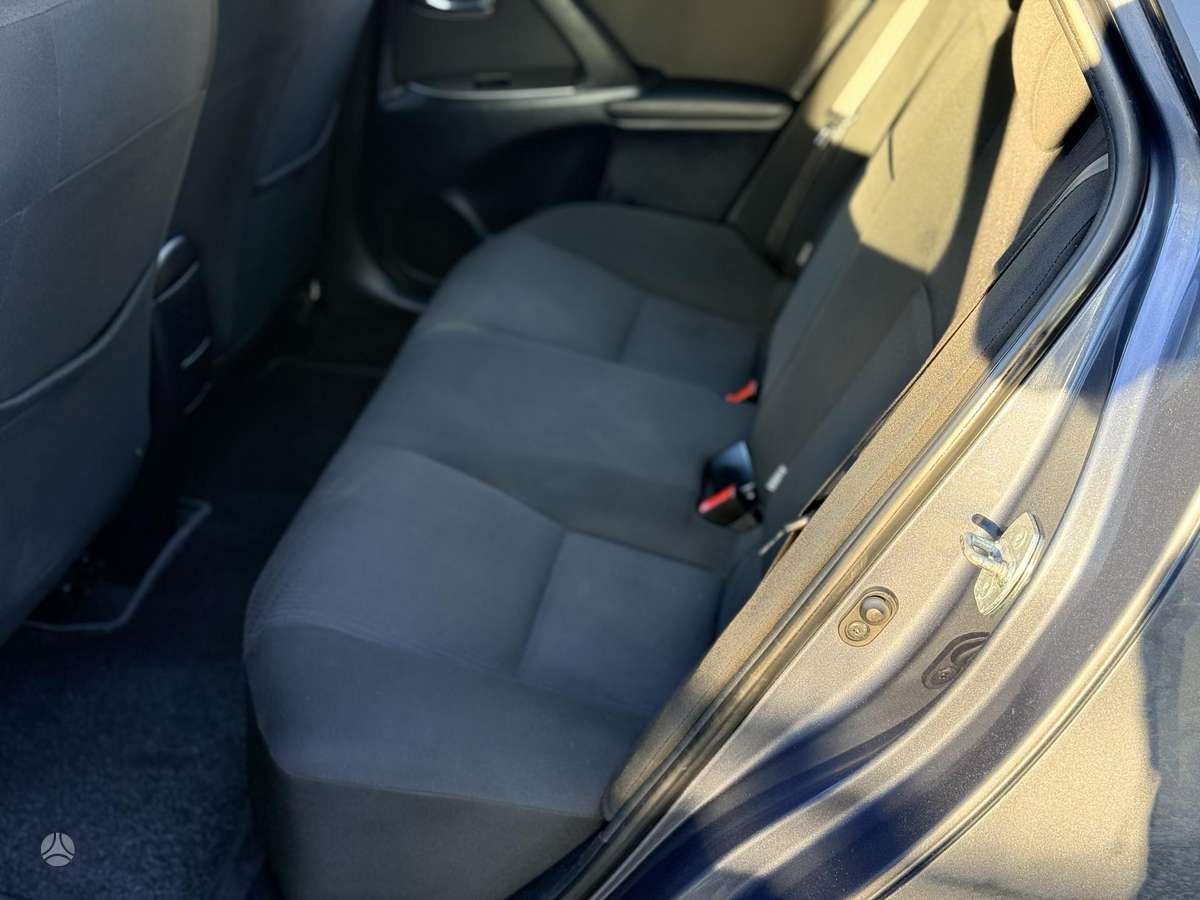 Toyota Avensis 2010 — photo 9
