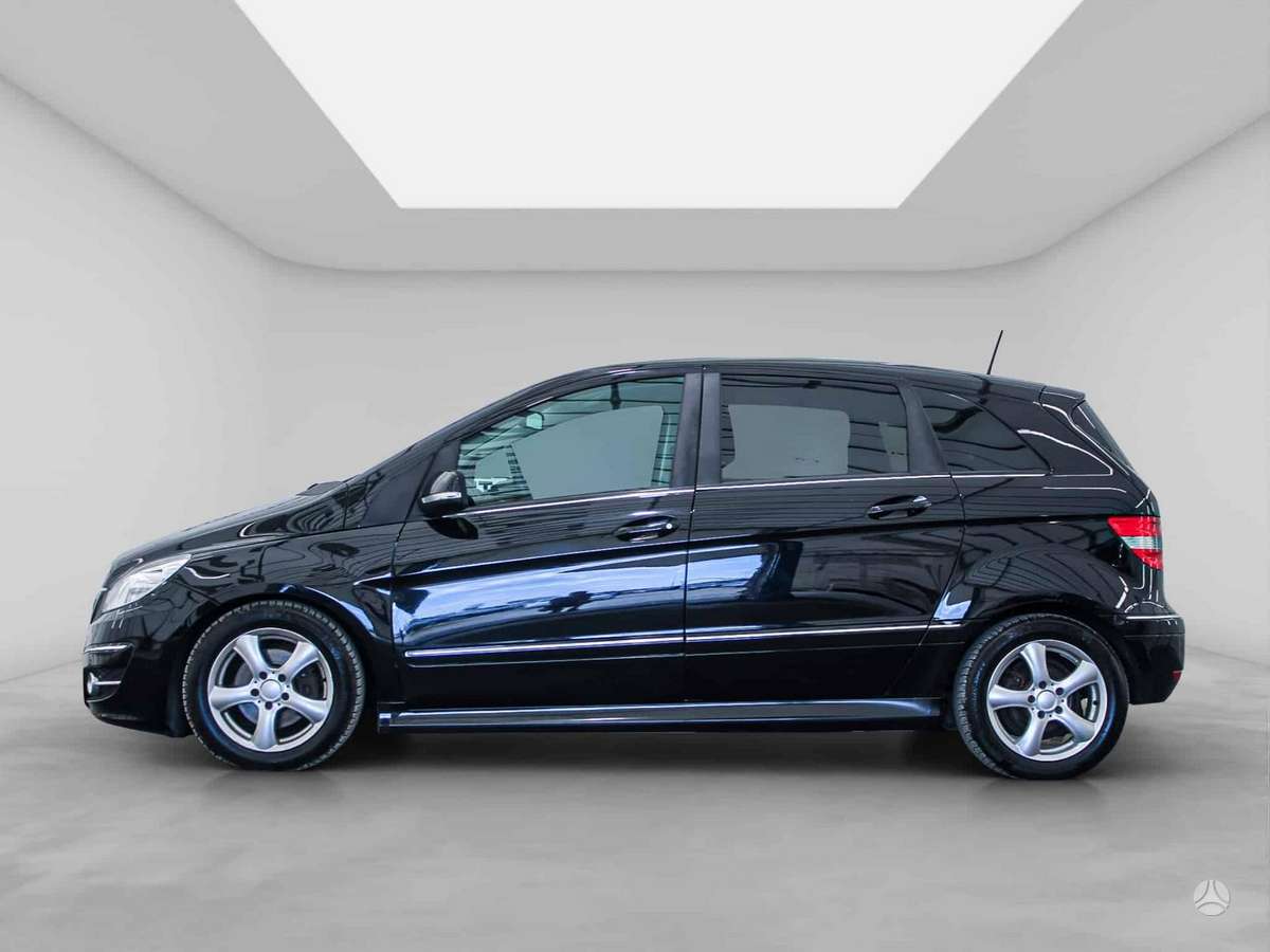 Mercedes-Benz B180 2011 — салон