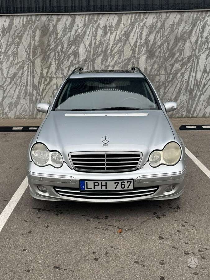 Mercedes-Benz C220 2006 — rear view