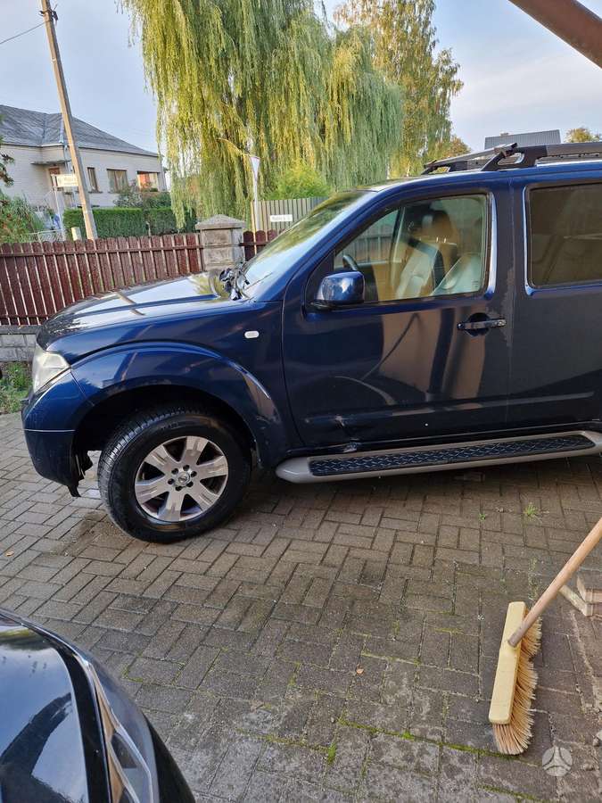Nissan Pathfinder 2007 — rear view