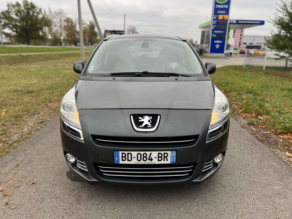 Peugeot 5008 2010 — interior