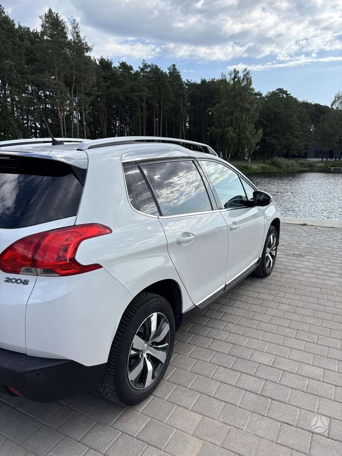 Peugeot 2008 2015 — двигун 1199 cm³, 110 HP (81kW)