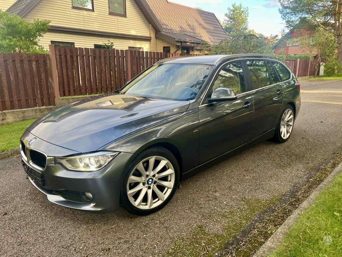BMW 320 2013 — вигляд ззаду