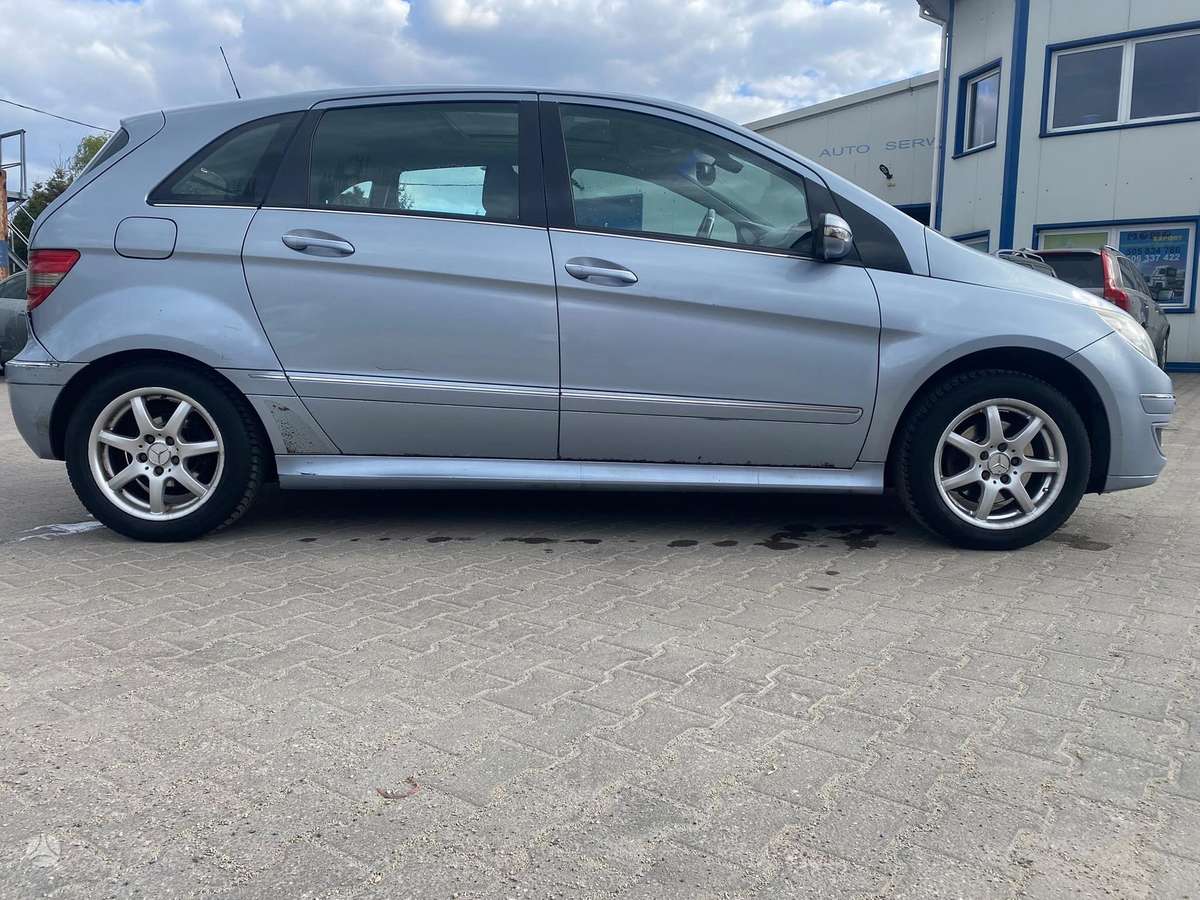 Mercedes-Benz B200 2005 — салон