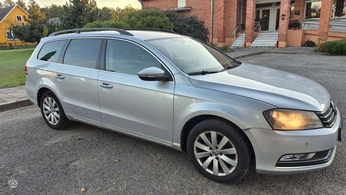 Volkswagen Passat 2011 — rear view