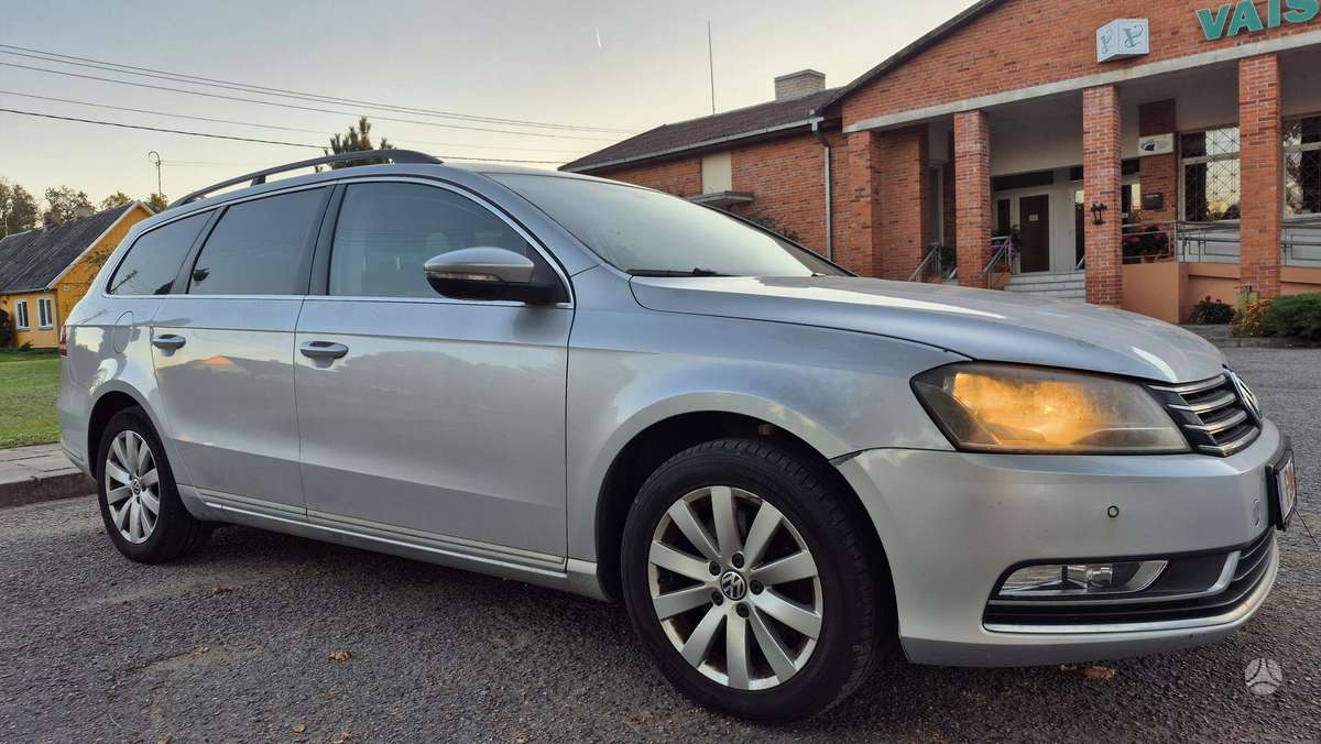 Volkswagen Passat 2011 — interior
