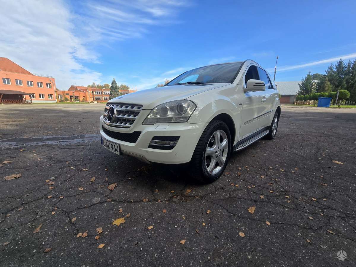 Mercedes-Benz ML350 2010 — rear view