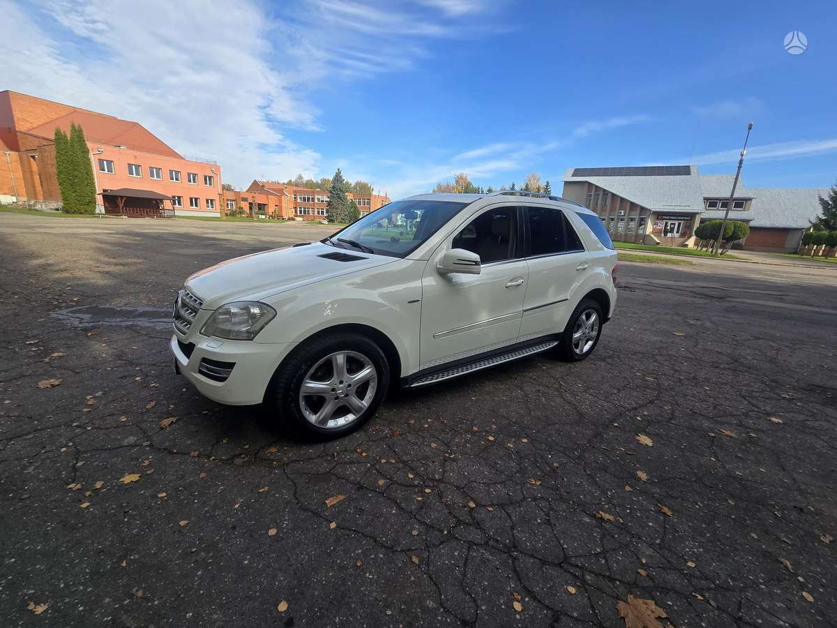 Mercedes-Benz ML350 2010 — interior