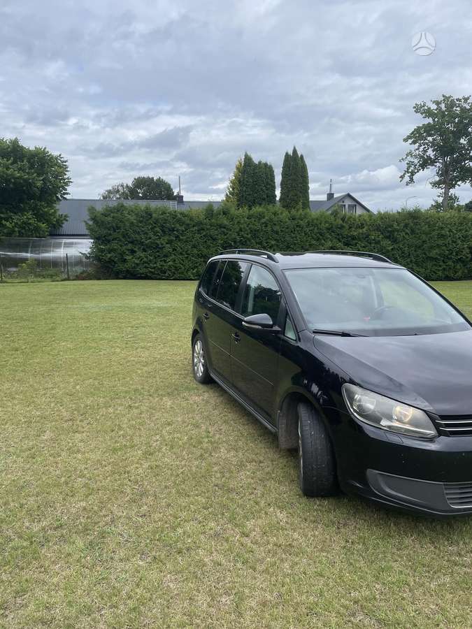 Volkswagen Touran 2012 — interior