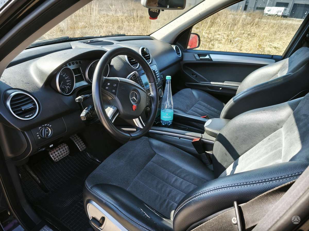 Mercedes-Benz ML320 2006 — вигляд ззаду