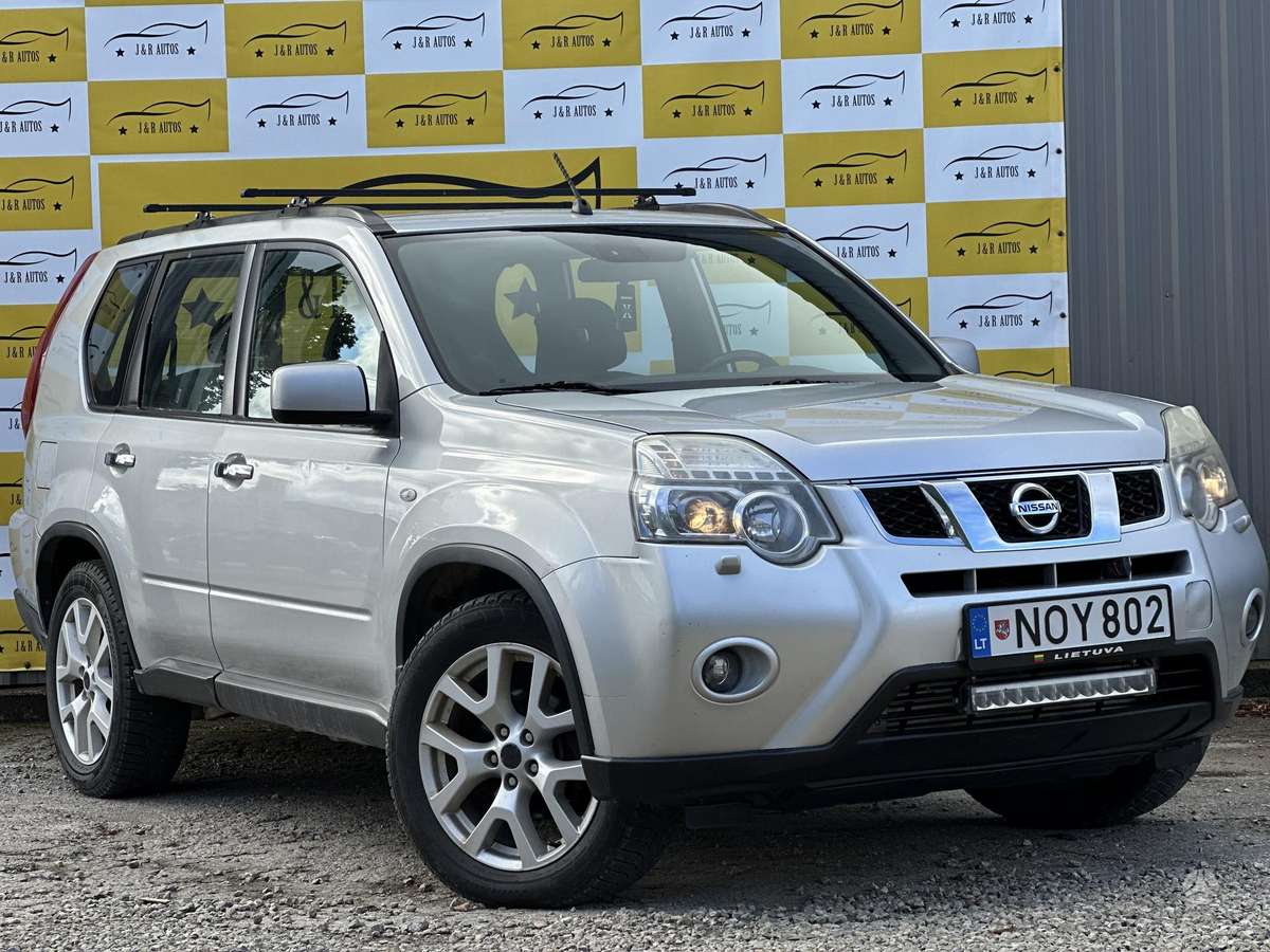 Nissan X-Trail 2011 — rear view