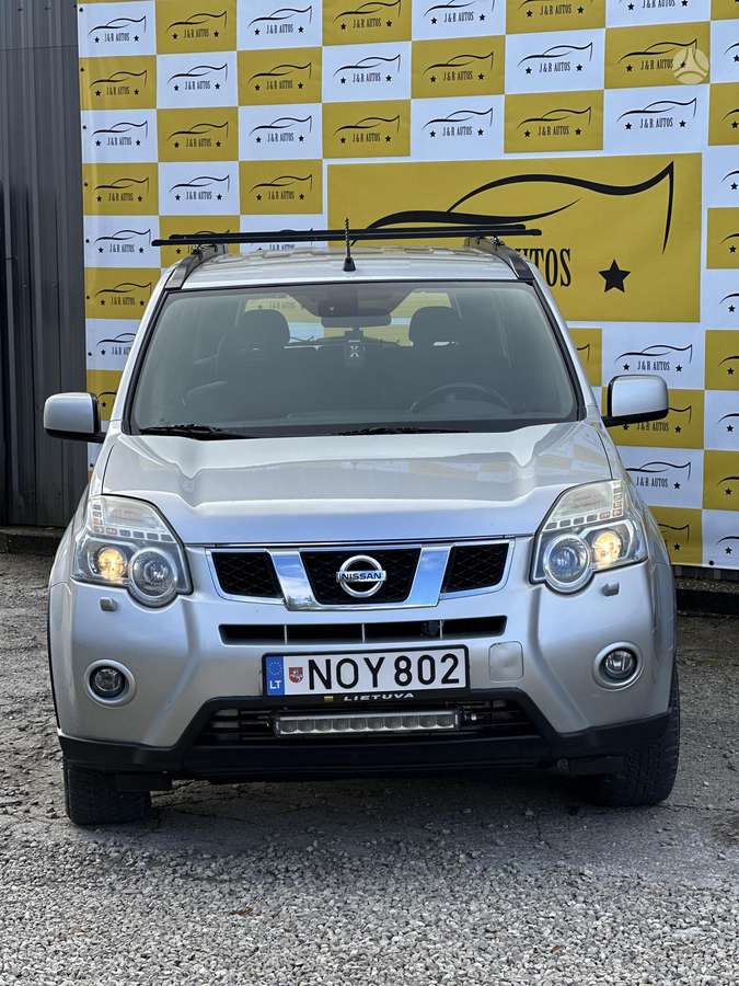 Nissan X-Trail 2011 — interior