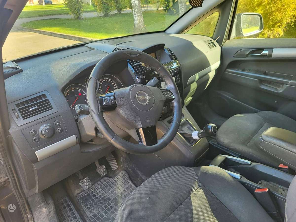 Opel Zafira 2010 — photo 10