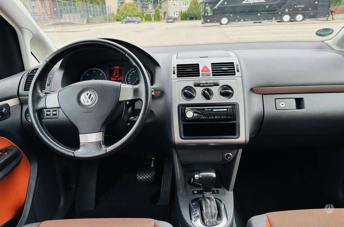 Volkswagen Touran 2008 — photo 12