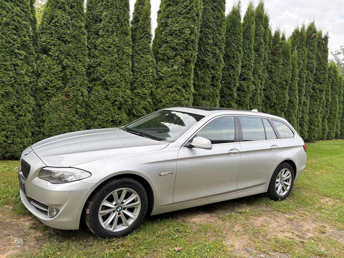 BMW 520 2013 — interior