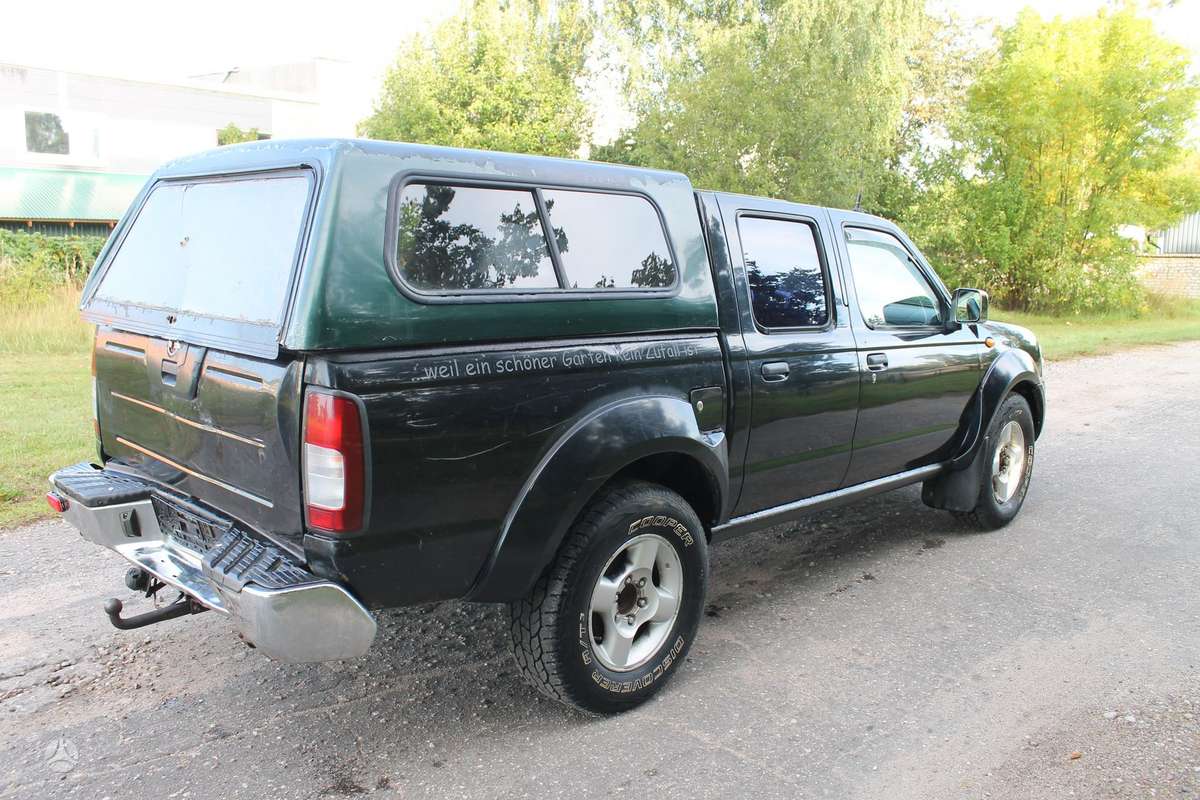 Nissan Navara 2004 — rear view