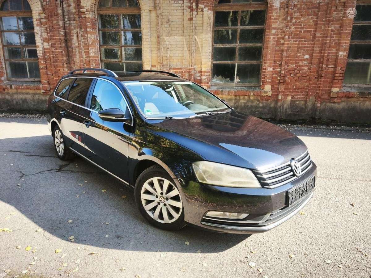 Volkswagen Passat 2012 — вигляд ззаду