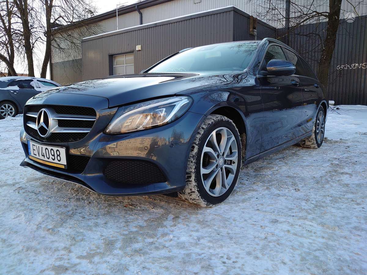 Mercedes-Benz C350 2015 — rear view