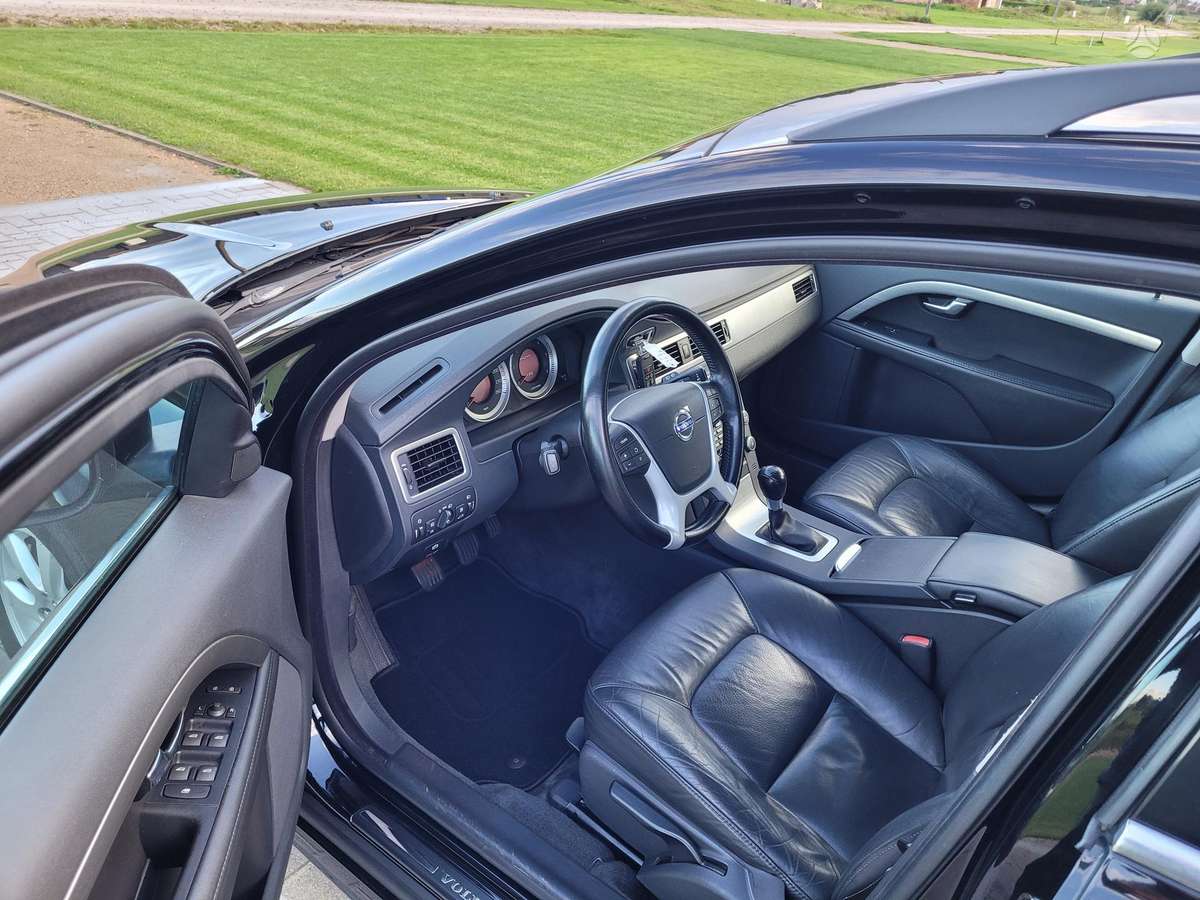 Volvo V70 2011 — photo 10