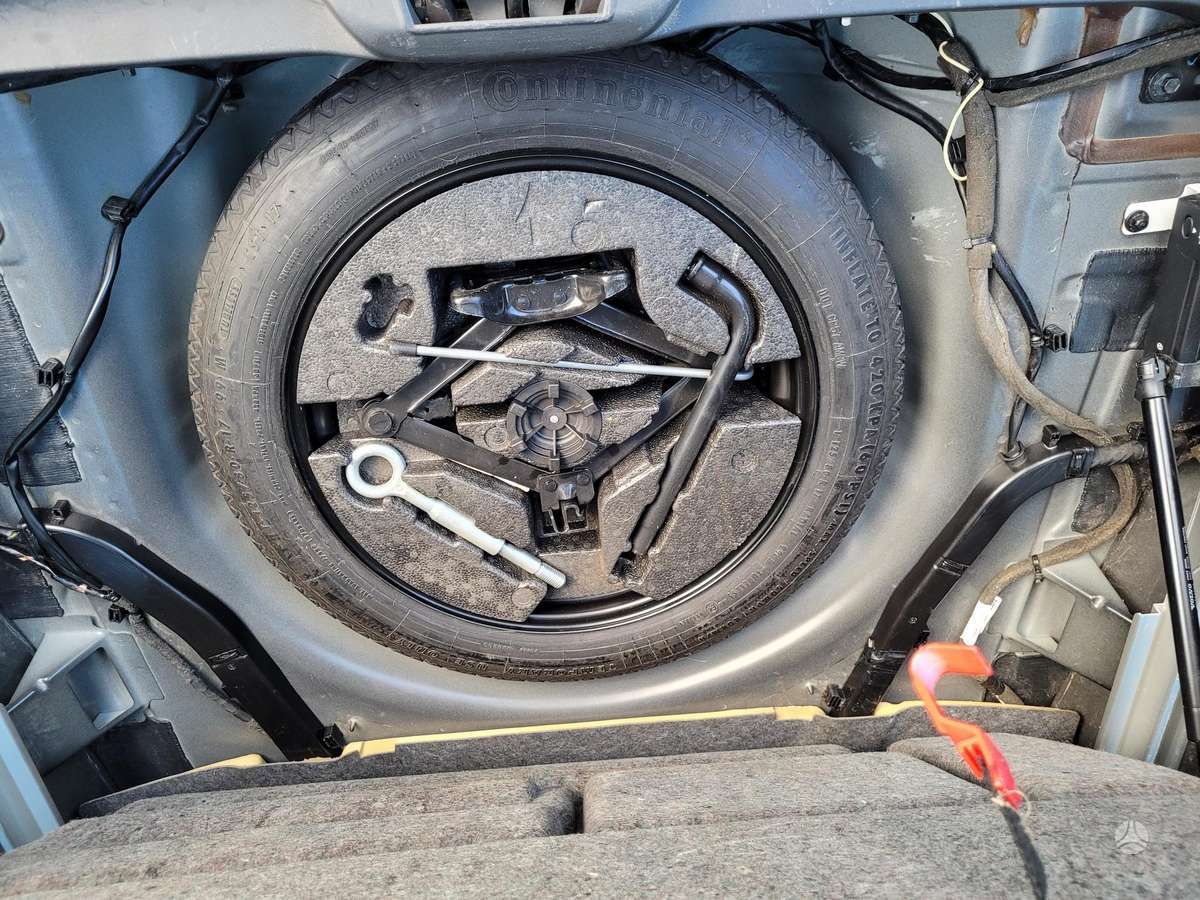 Volvo V70 2011 — photo 16