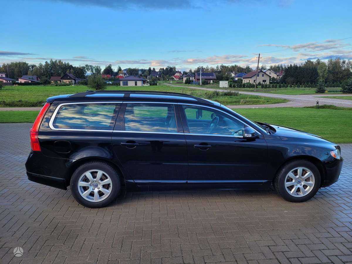 Volvo V70 2011 — rear view