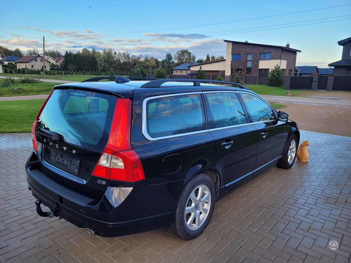 Volvo V70 2011 — interior