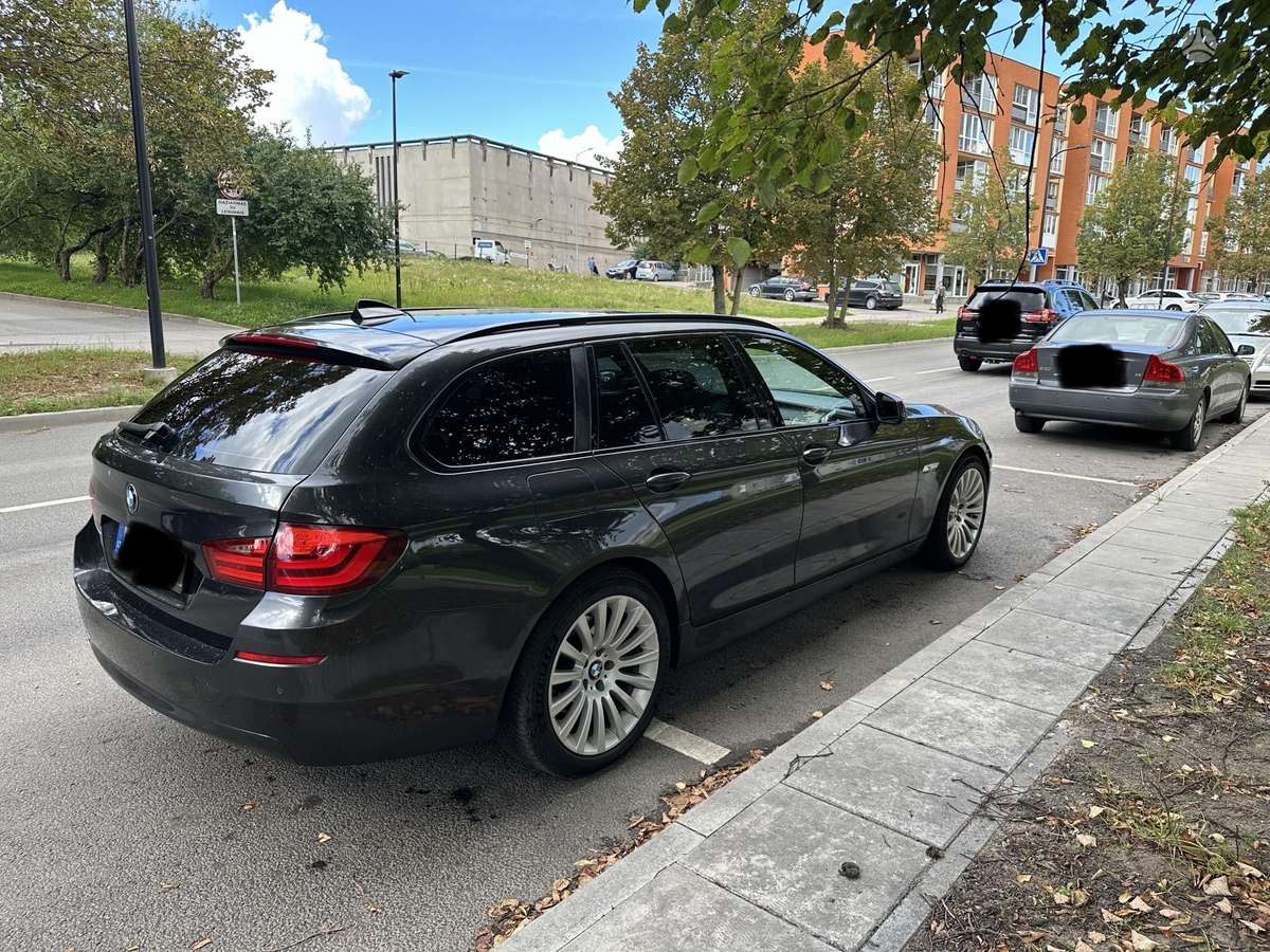 BMW 520 2011 — rear view