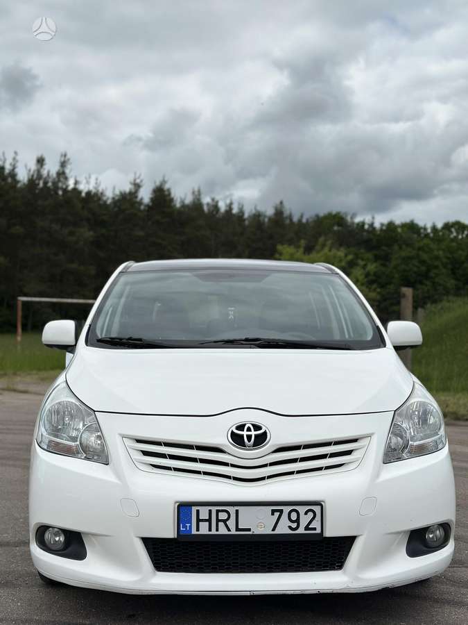 Toyota Verso 2011 — rear view