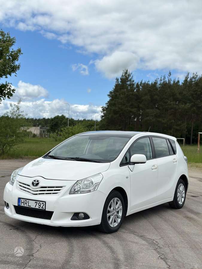 Toyota Verso 2011 — interior
