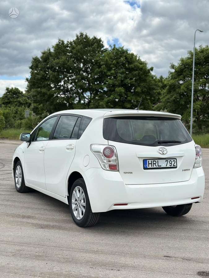 Toyota Verso 2011 — engine 1998 cm³, 126 HP (93kW)
